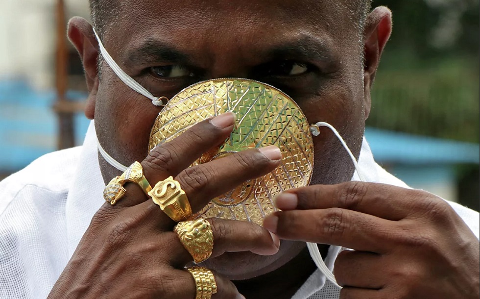 Маска за 4000 долларов: индиец носит защитное средство из золота 