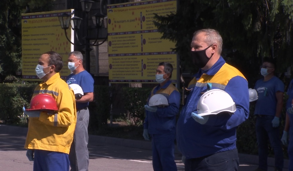 Трудовые коллективы алматинских заводов почтили память умерших от COVID-19 