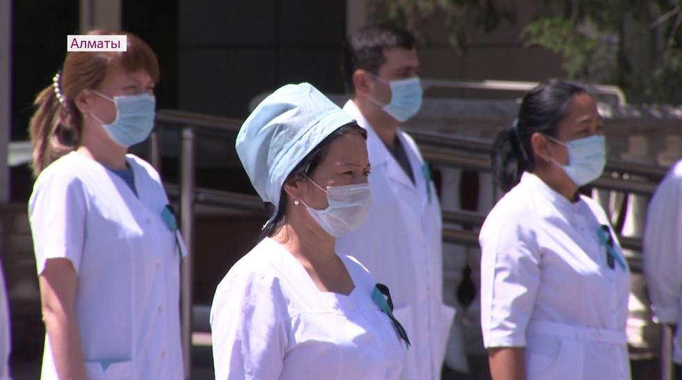 Администрация Алматы и врачи почтили память погибших от коронавируса