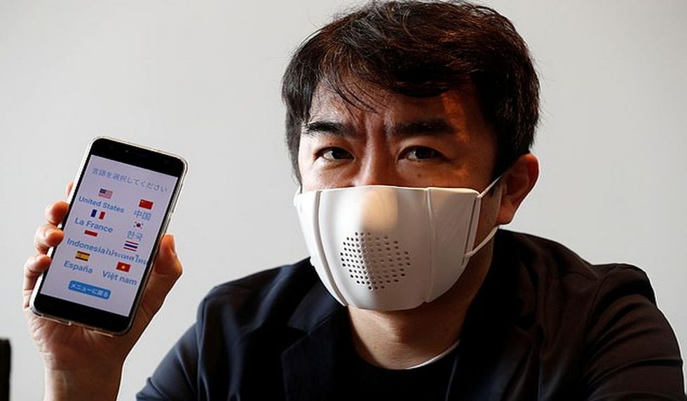 С переводом на восемь языков: в Японии создали необычные маски 