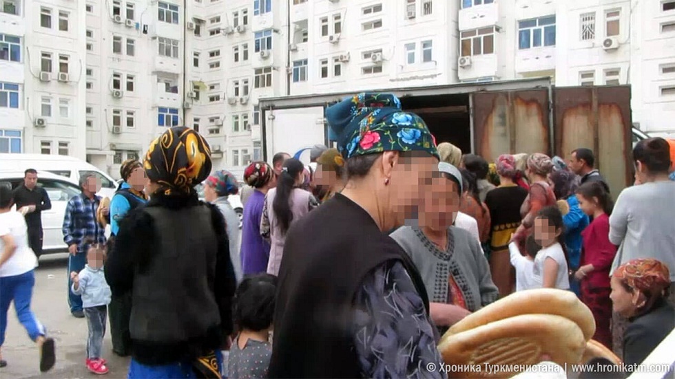 Түрікменстанда полиция тұрғындардан маска тағуды талап етуде