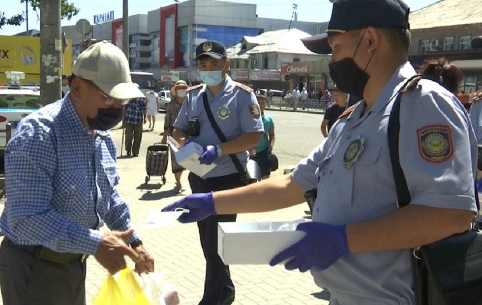 Полицейские раздают медицинские маски в Талдыкоргане