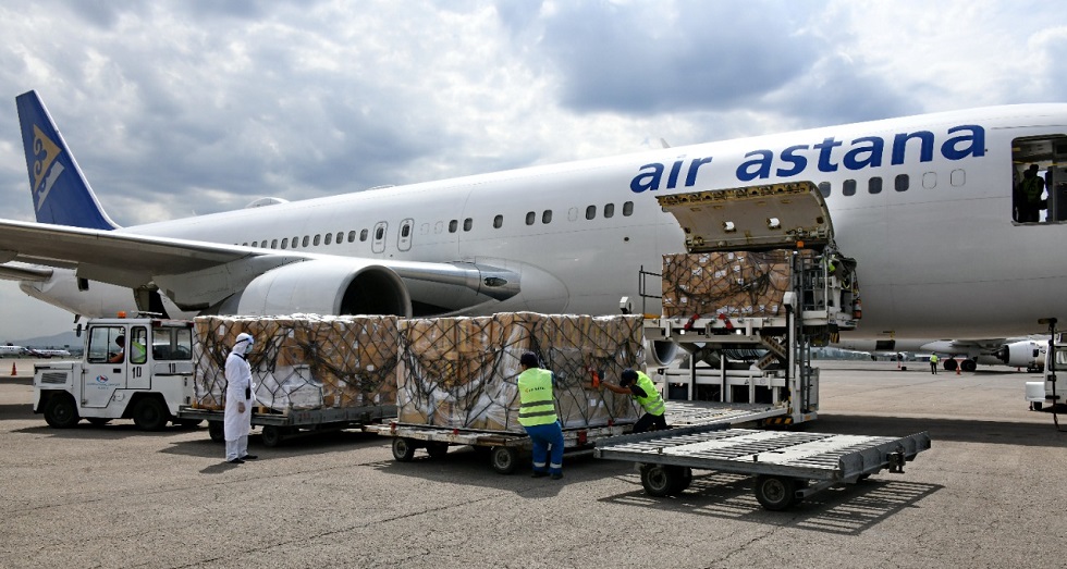 Самолет с лекарствами прибыл в Казахстан из Индии