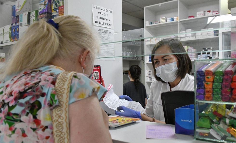 Алматинцев призывают не покупать лекарства и маски с рук