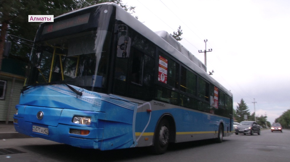 Защитную маску «надели» на автобус в Алматы