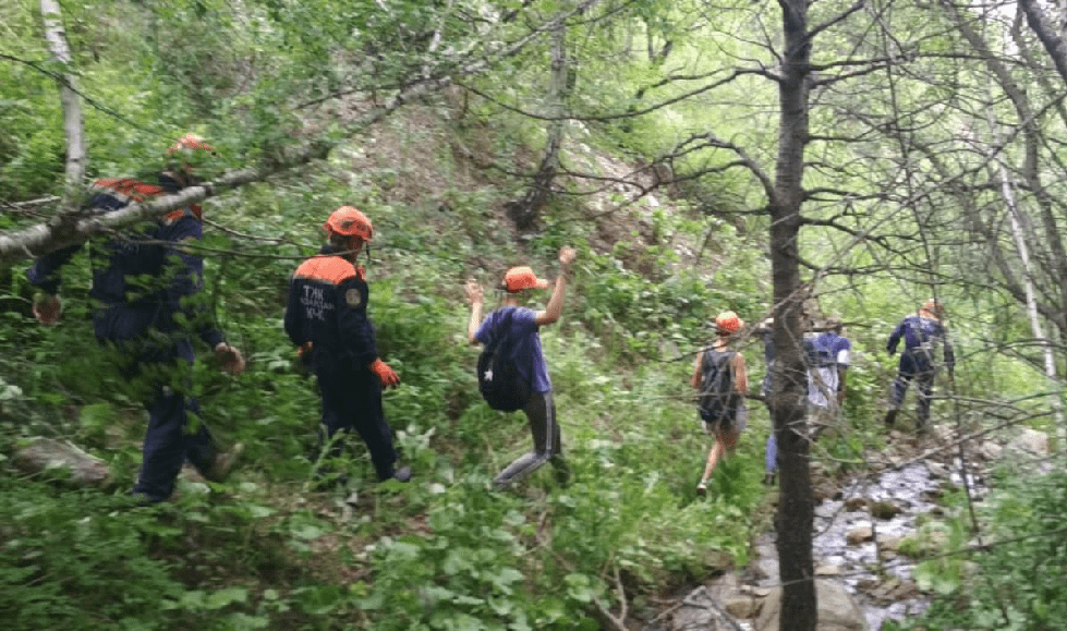 Алматинские спасатели ночью нашли заблудившихся туристов в горах Шымбулака