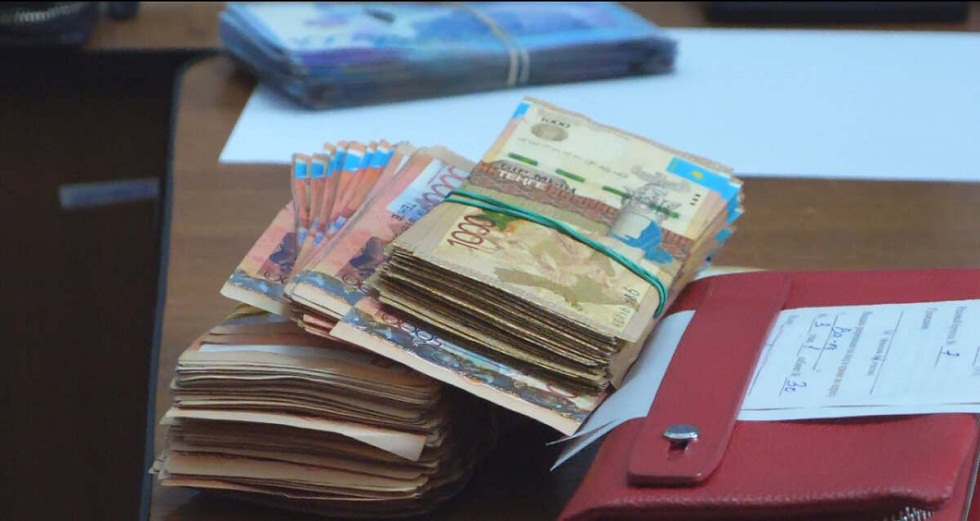 Вырвал пакет с 4 млн тенге: полицейский догнал и задержал грабителя в Петропавловске