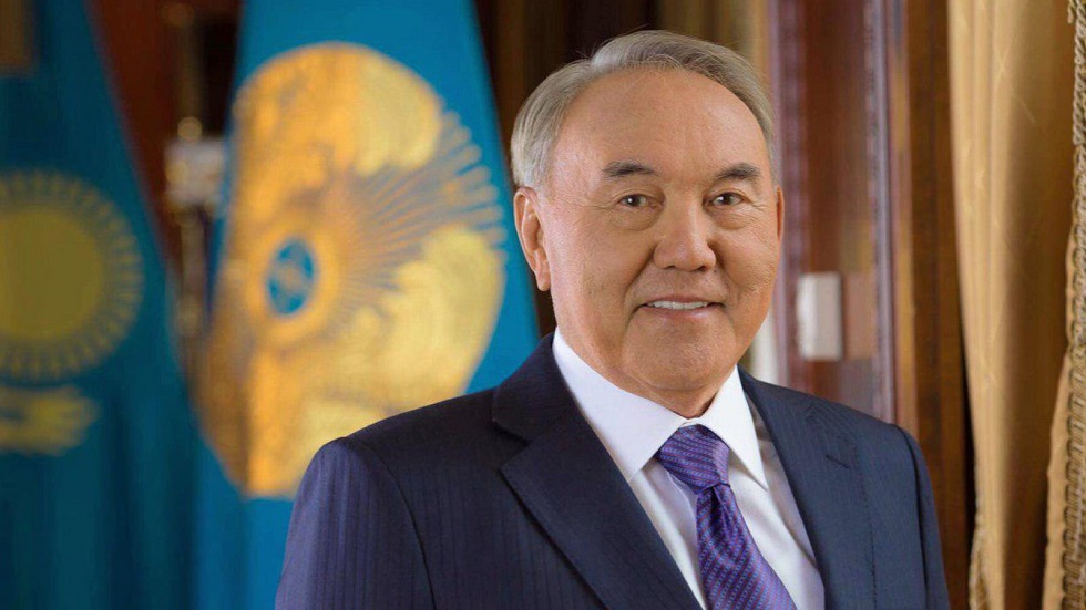 Казахстанцы распространяют уникальные видео, на которых поет Елбасы 
