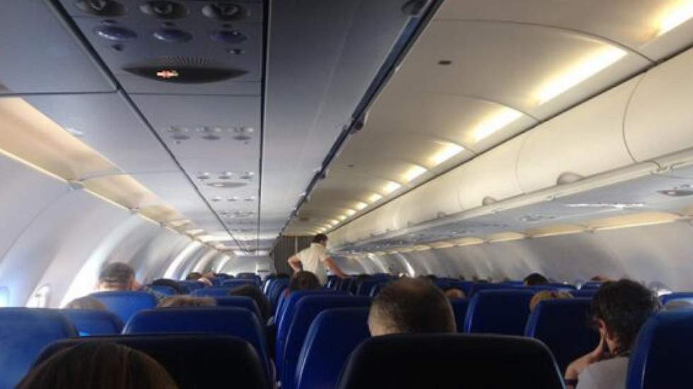 Пассажирский самолет совершил вынужденную посадку из-за курильщика на борту