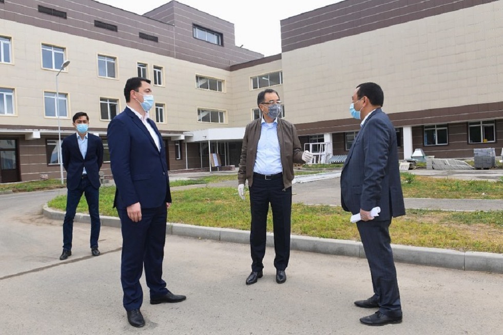 Аким Алматы ознакомился с ходом подготовки к открытию нового ковидного госпиталя