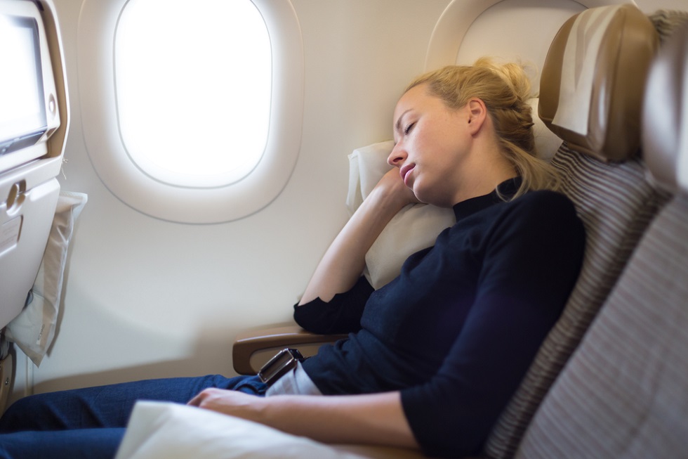 Кровотечение из носа и повреждение барабанной перепонки: когда и почему нельзя спать в самолете