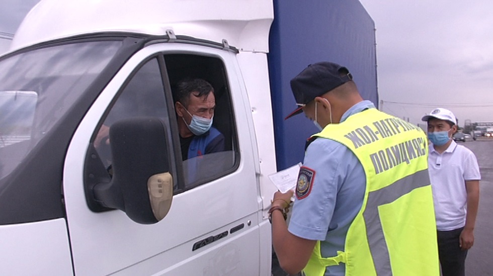 Алматинские полицейские проверяют грузовые машины на наличие скота