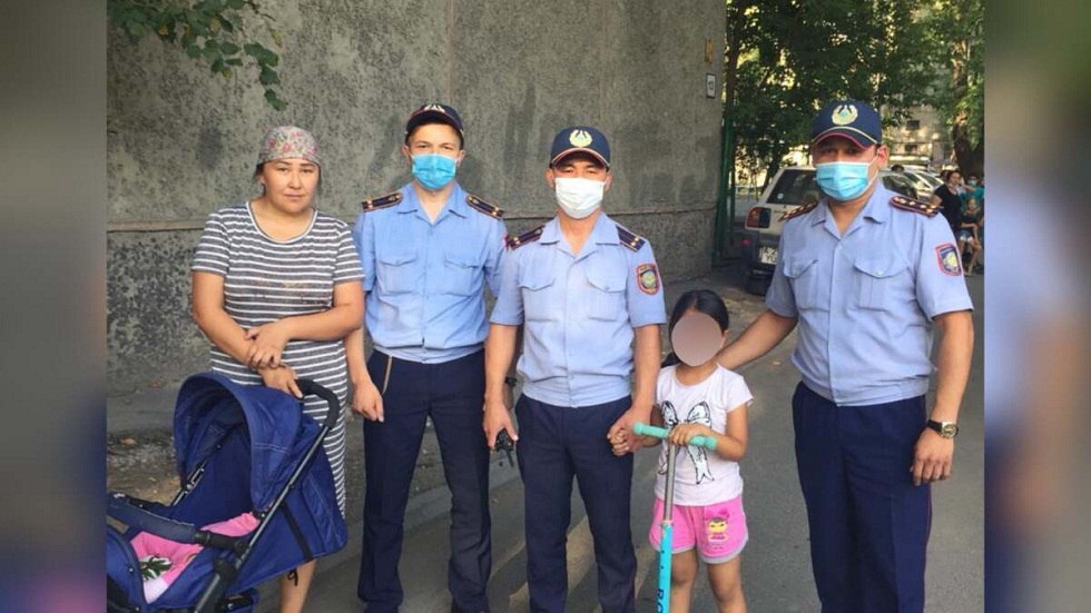 Алматы полициясы: Із-түзсіз жоғалған 5 жасар қыз аман-есен табылды