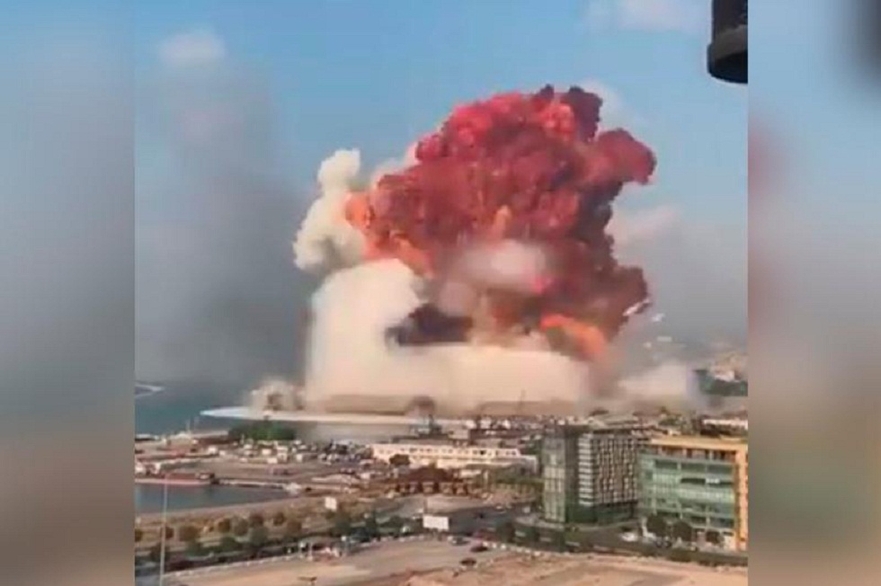 Мощный взрыв прогремел в Бейруте: очевидцы сняли видео