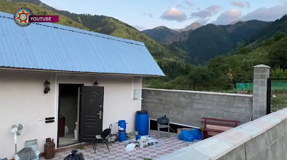 Производили наркотики в промышленных объемах: в горах Алматы выявили лабораторию 