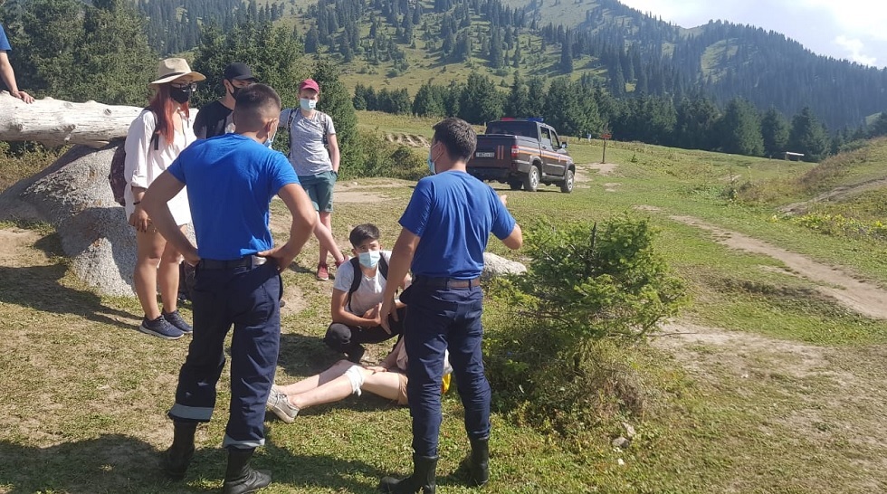 Поход на Кок-Жайлау закончился травмами: спасатели Алматы эвакуировали подростка 