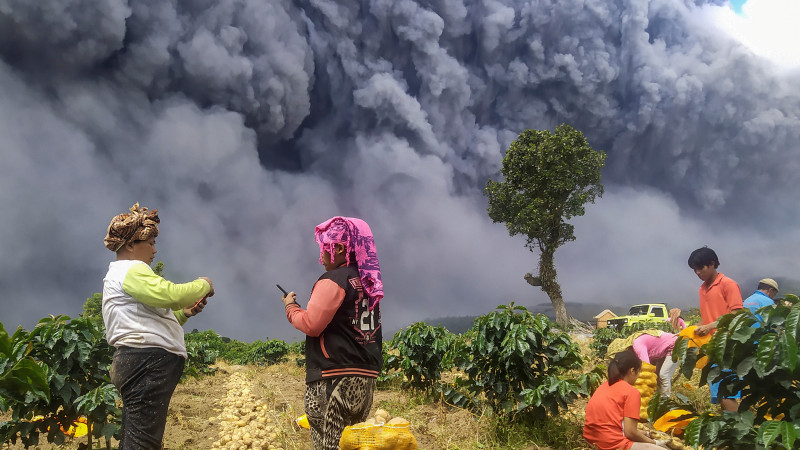 Извержение вулкана в Индонезии: столб пепла поднялся на высоту около 5 км