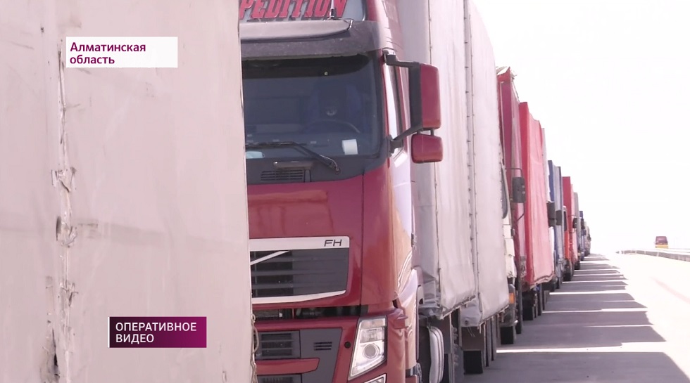 Крупный затор из 2300 грузовых машин на казахстанско-китайской границе: ситуация стабилизировалась