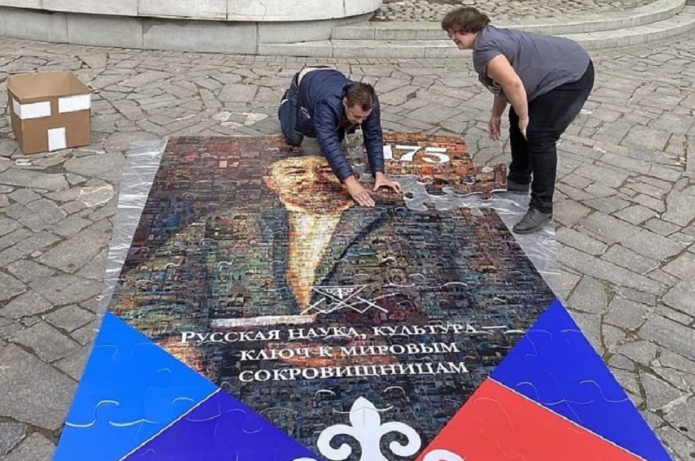 Московские школьники и волонтеры собрали у подножия памятника огромный пазл с портретом Абая