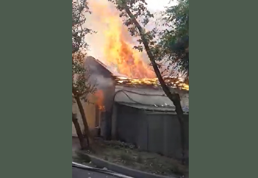 В Алматы загорелось здание на территории кардиоцентра: есть жертвы