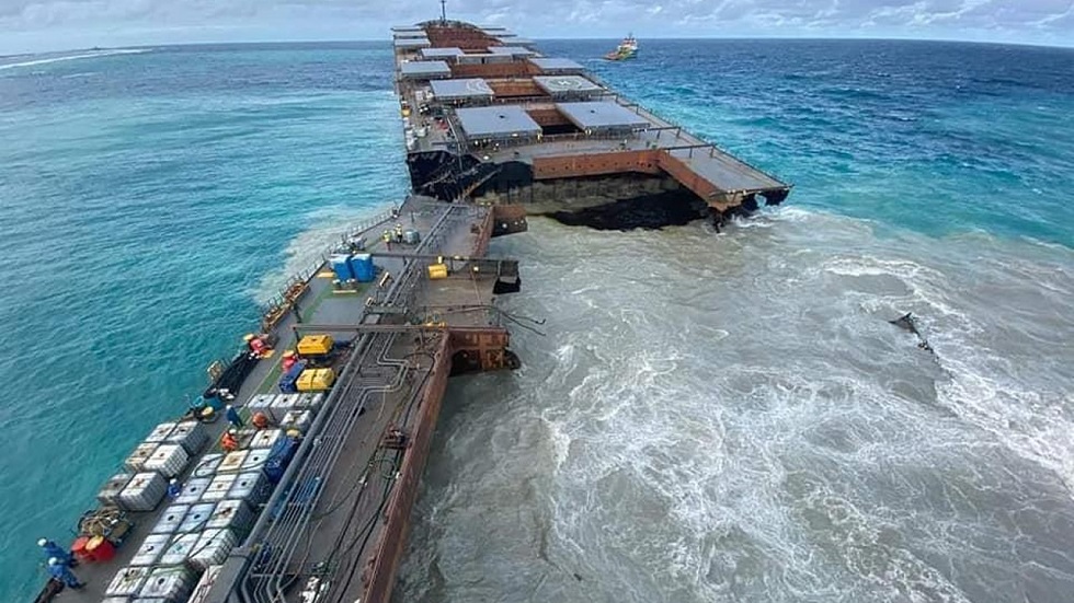 Японский танкер раскололся надвое у Маврикия