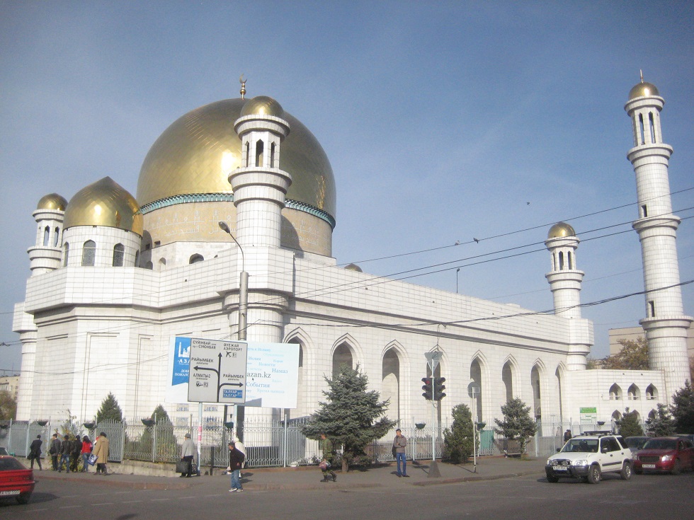 Адамдар көп жиналатын орындардан алыс жүру керек – Алматы Орталық мешітінің наиб имамы