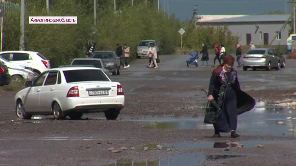 Жители поселка Косшы пожаловались на проблемы из-за разбитой дороги 