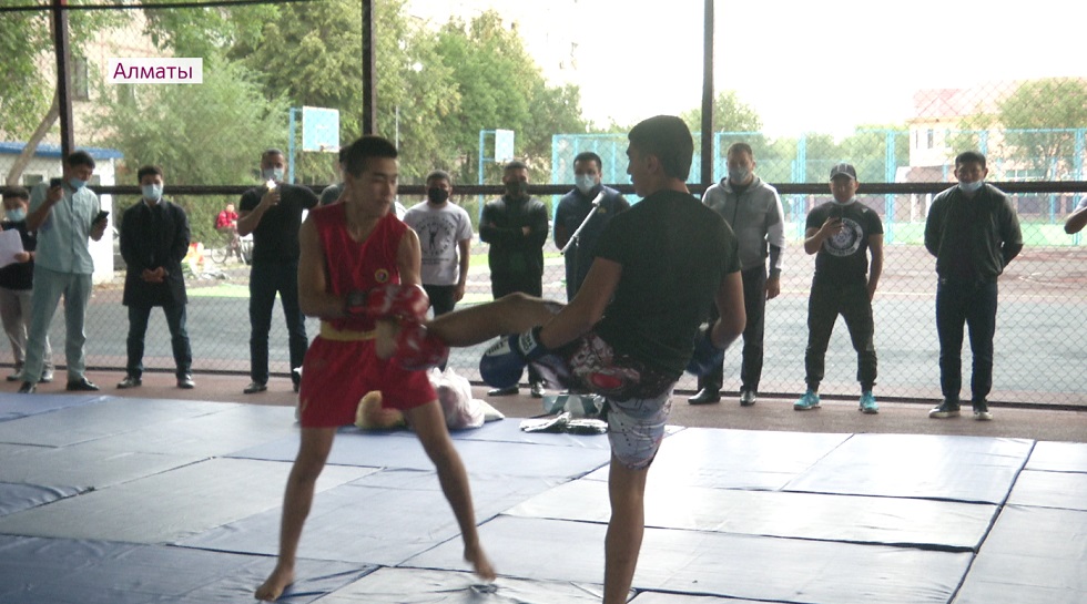 Занятия боевыми искусствами на открытом воздухе: впервые в Казахстане открылся спортзал во дворе 