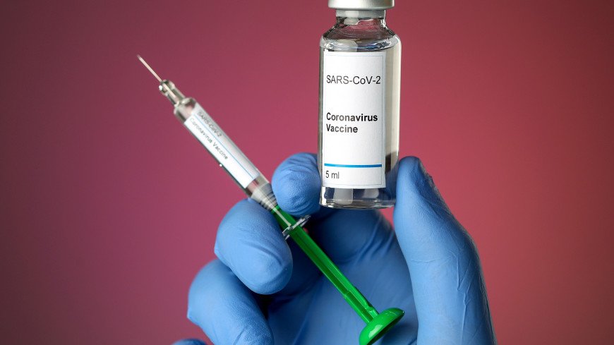 Российские врачи назвали возможные побочные эффекты от COVID-прививки