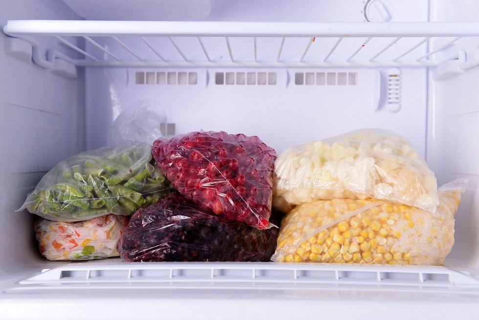 Замороженная еда может стать источником заражения COVID-19 - ученые