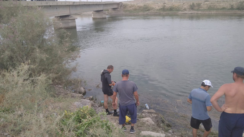 В Туркестанской области 6-летний ребенок упал с моста и утонул