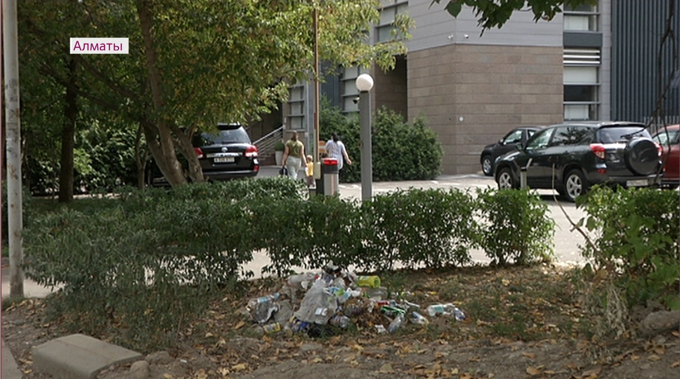 Жители отдельных микрорайонов Алматы жалуются на несвоевременный вывоз мусора