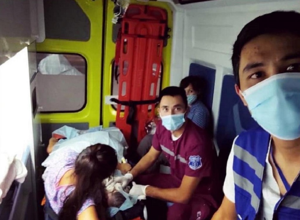 Фельдшеры "скорой" приняли роды у алматинки по пути в больницу