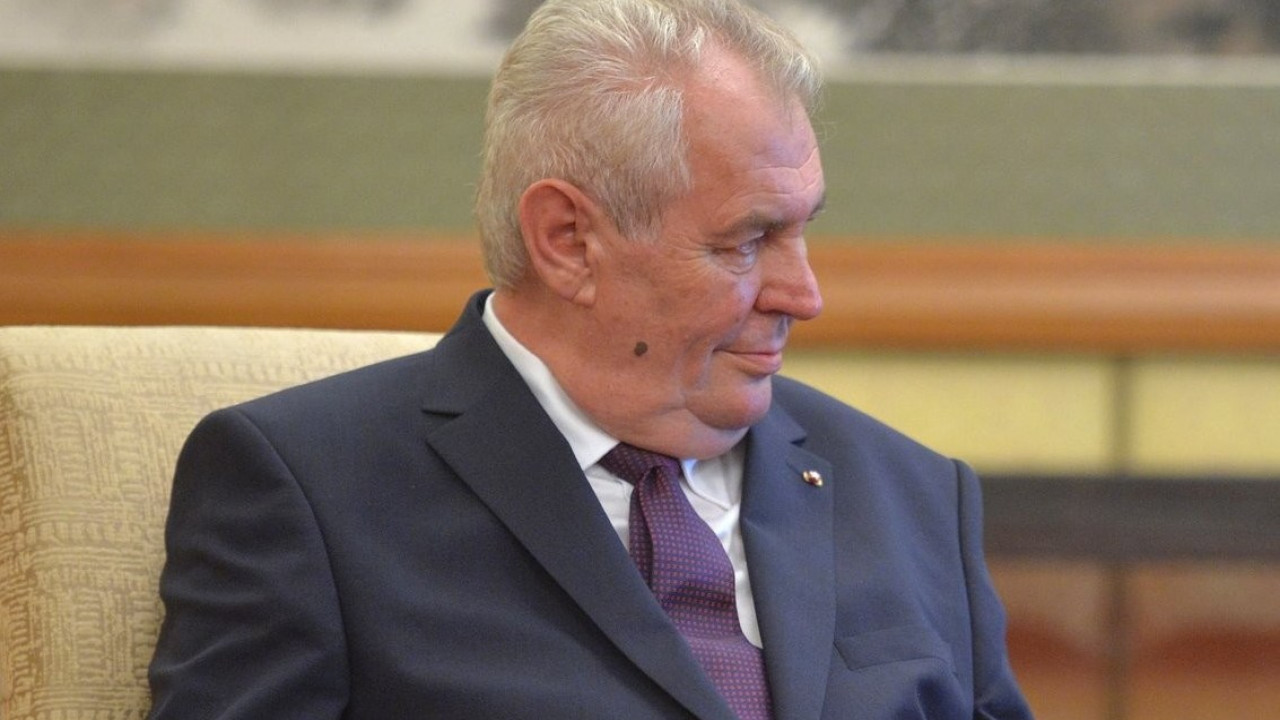 Президент Чехии срочно госпитализирован после падения
