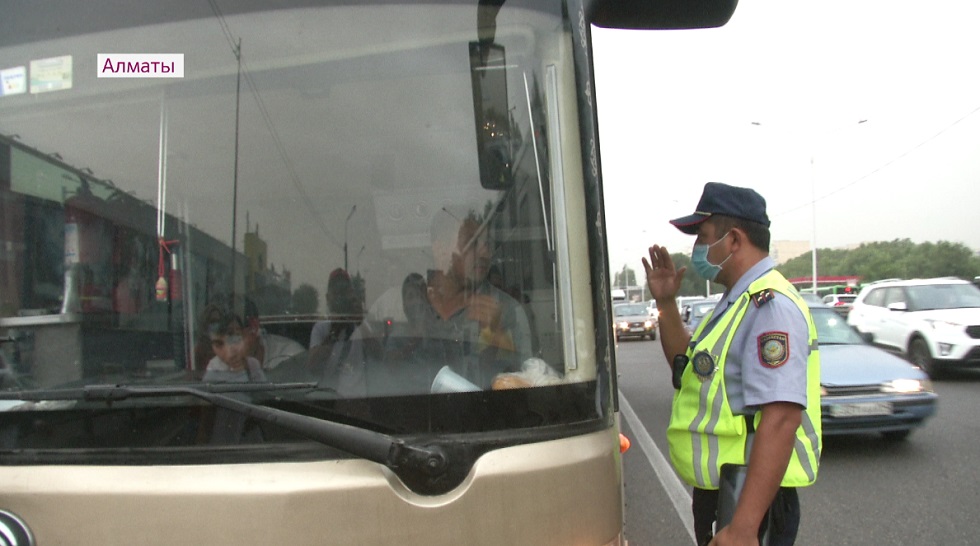 В Алматы задержали водителей автобусов, которые занимались междугородними перевозками вопреки запретам 