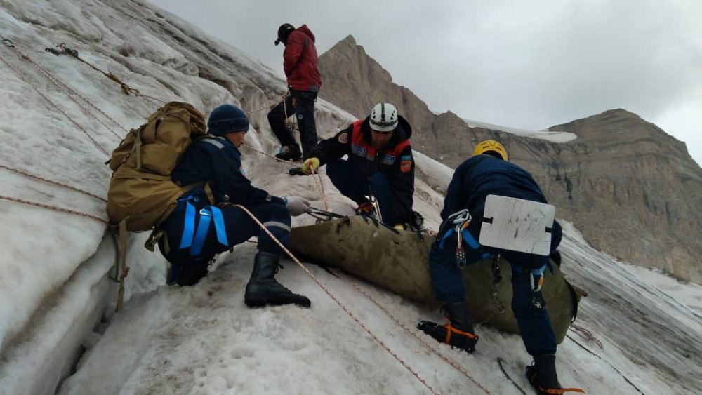 Спасатели извлекли тело погибшей на леднике Сайрамский в Казахстане