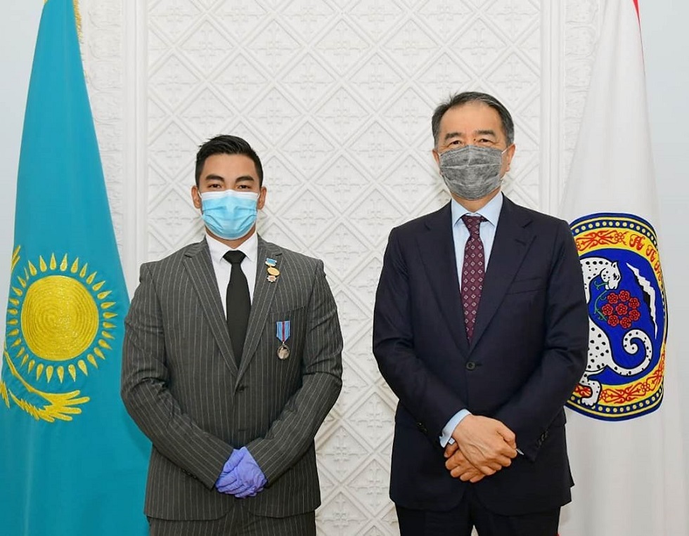 Аким Алматы наградил жителя, который спас шестерых человек от пожара 