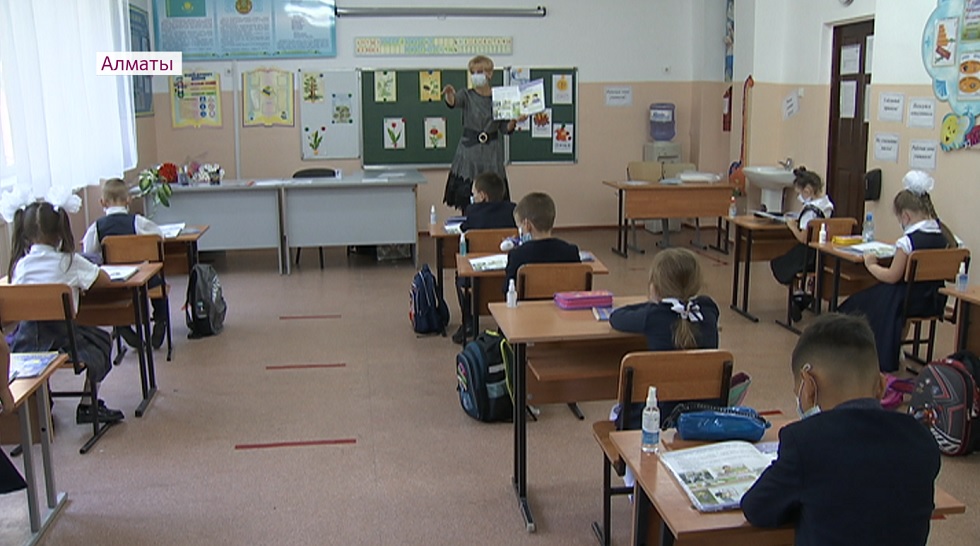 Школьники Алматы начали обучаться в дежурных классах 