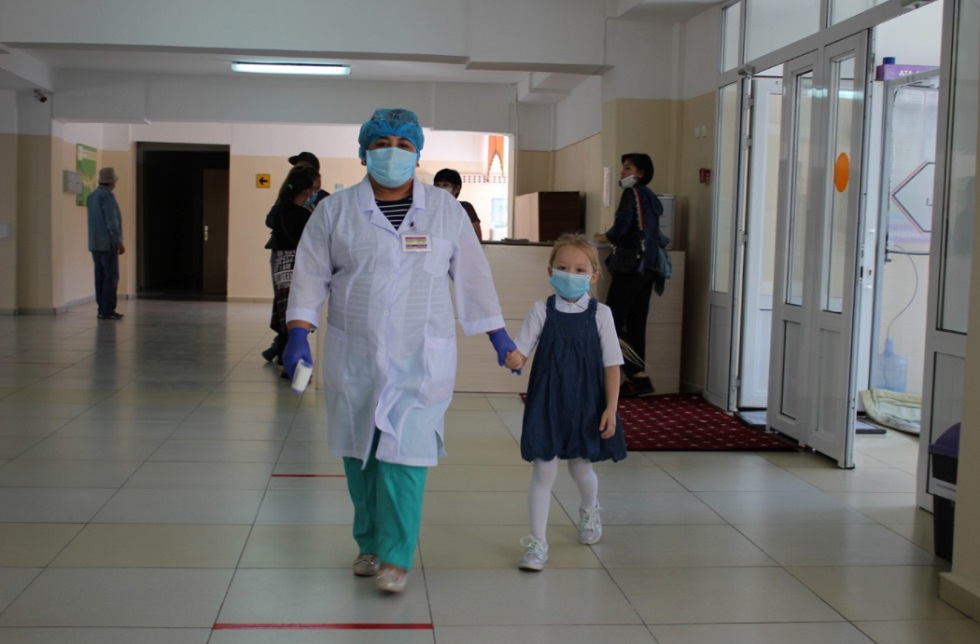 Первоклассникам проводят ревакцинацию против туберкулеза в Алматы 