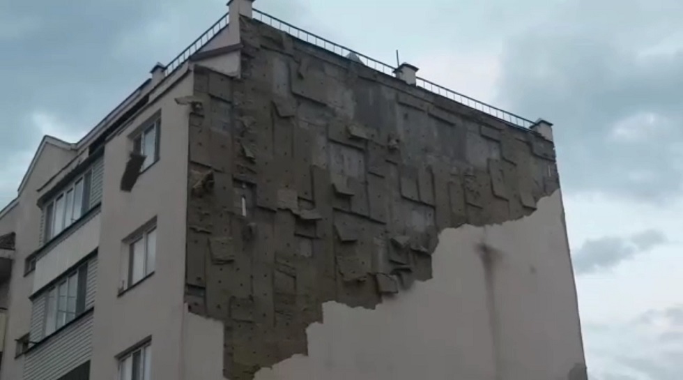 Облицовка многоэтажного дома обвалилась в Зердели: часть дома оцеплена