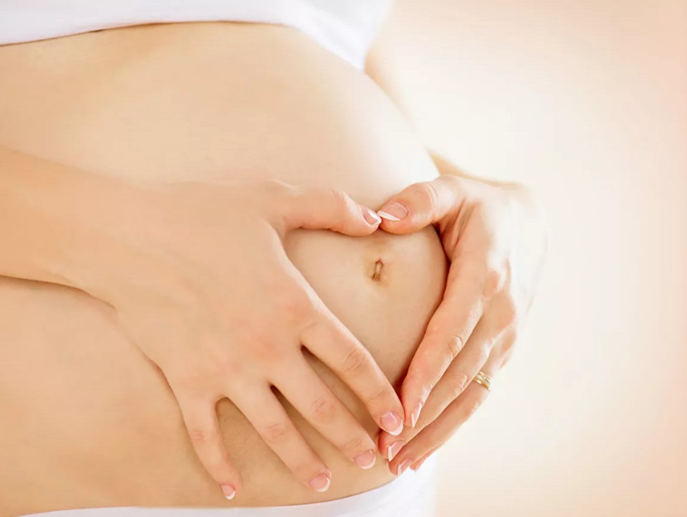 Перепутала с полнотой: британка узнала о беременности за час до родов