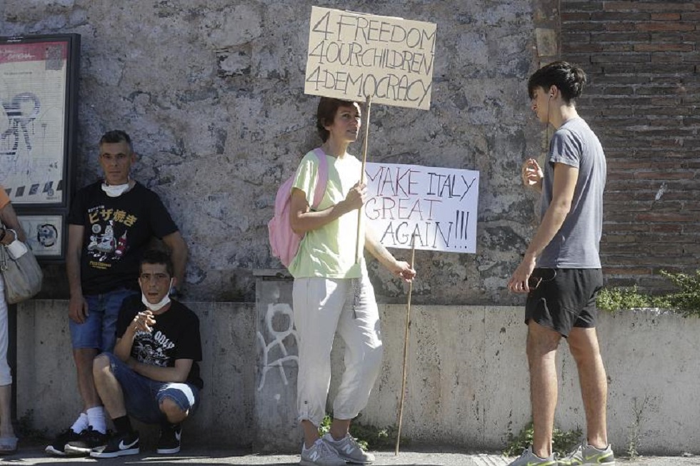 Противники вакцин и масок в Италии обвинили правительство в введении "санитарной диктатуры"