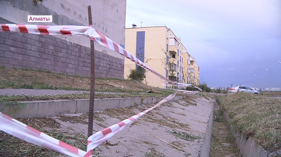 Облицовка многоэтажного дома обвалилась в Зердели: начался ремонт 