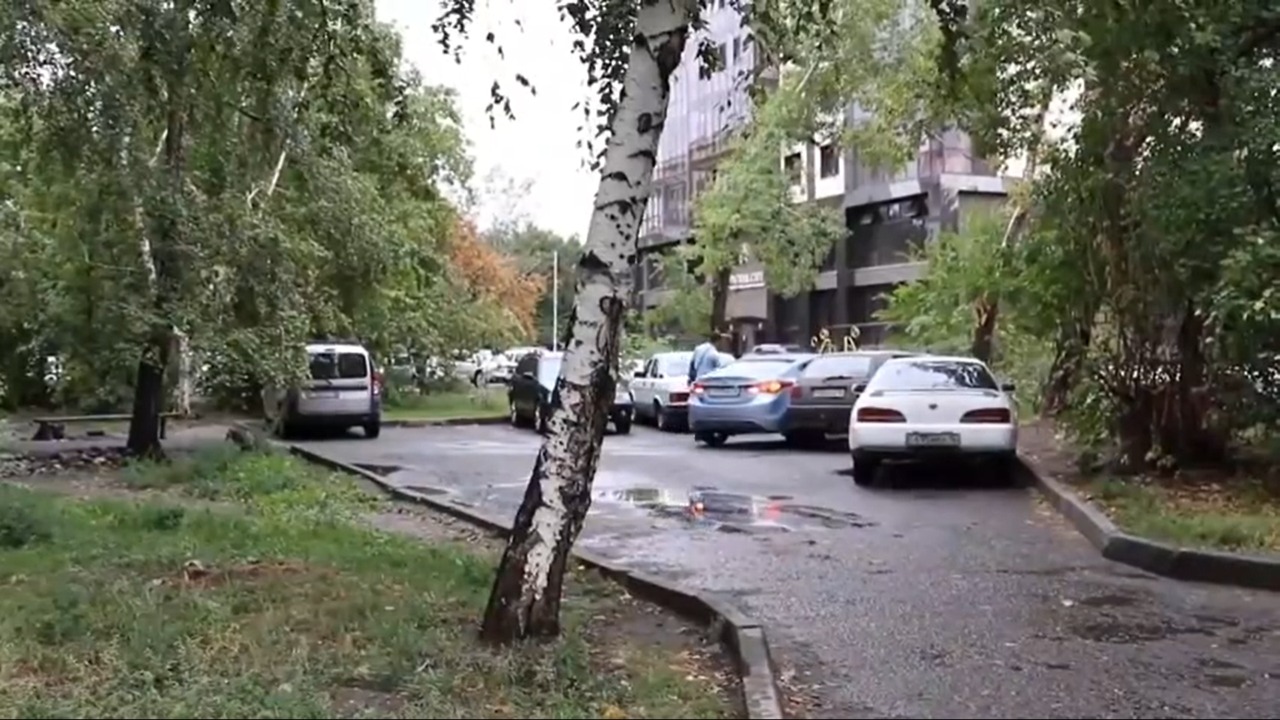Полицейским запретили парковаться во дворах жилых домов в Усть-Каменогорске