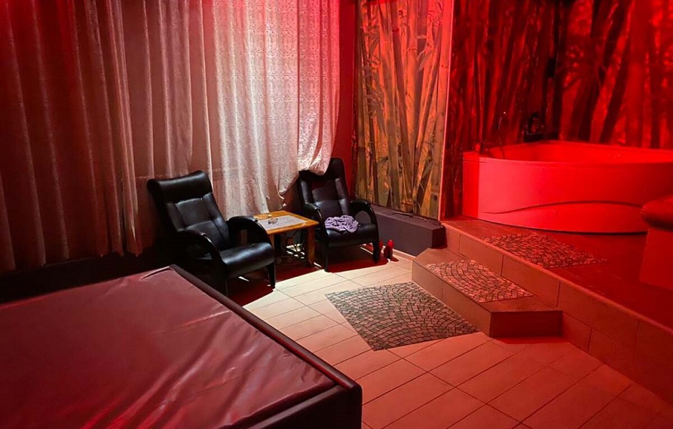 Полицейские Актобе накрыли массажный салон с интимными услугами 