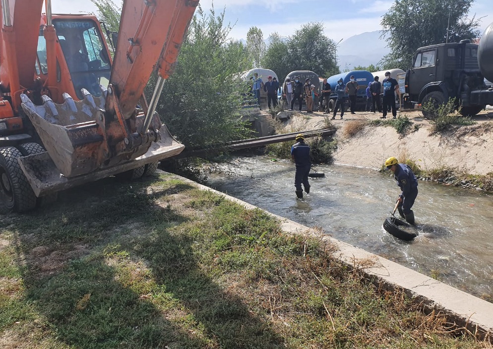 В Наурызбайском районе спасатели очистили русла рек