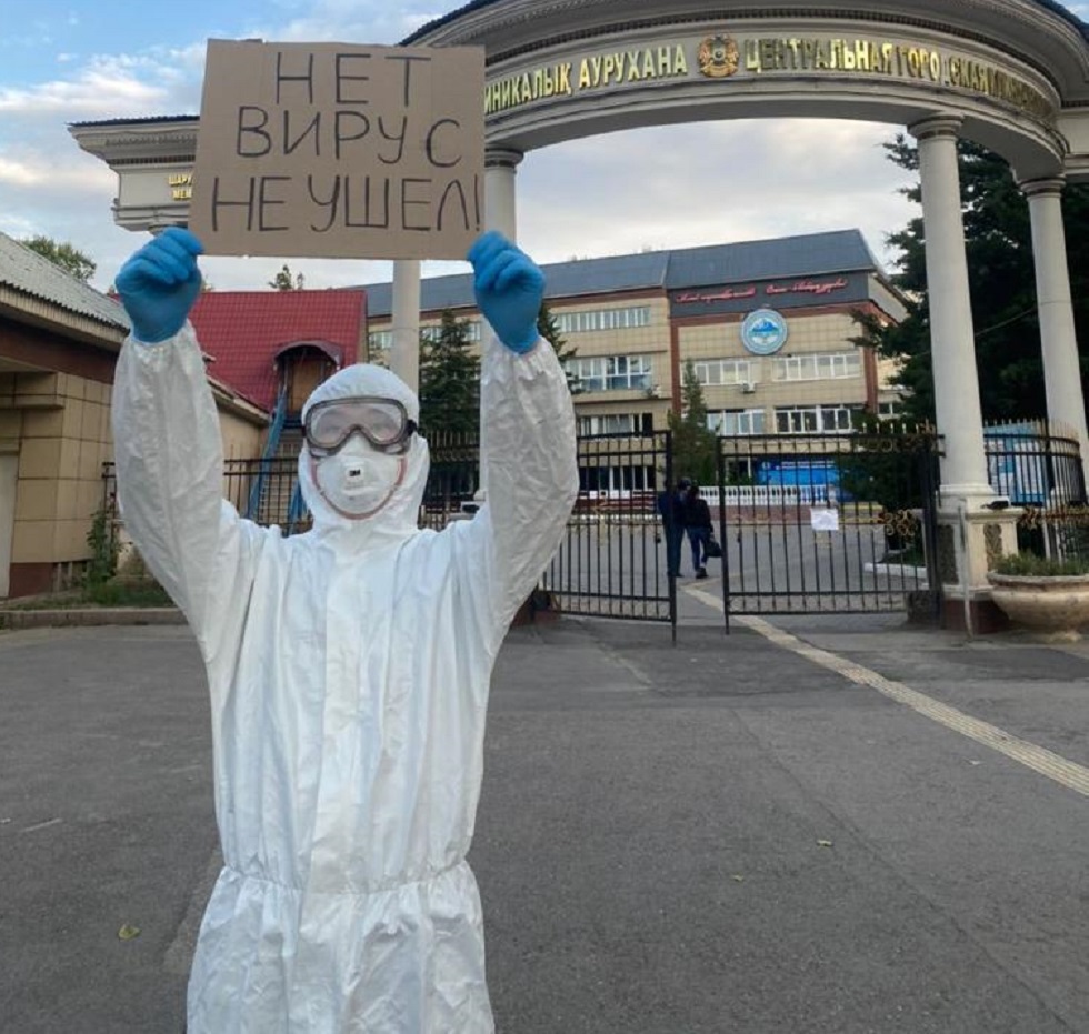 Неизвестный активист в белом костюме вернулся: он вновь обратился к алматинцам