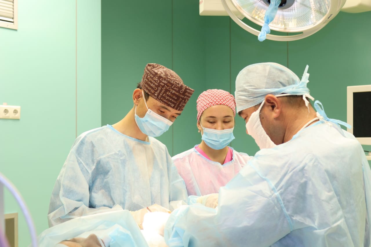 Алматылық хирургтар 17 жастағы науқастың асқазанынан бір келі шашты алып тастады