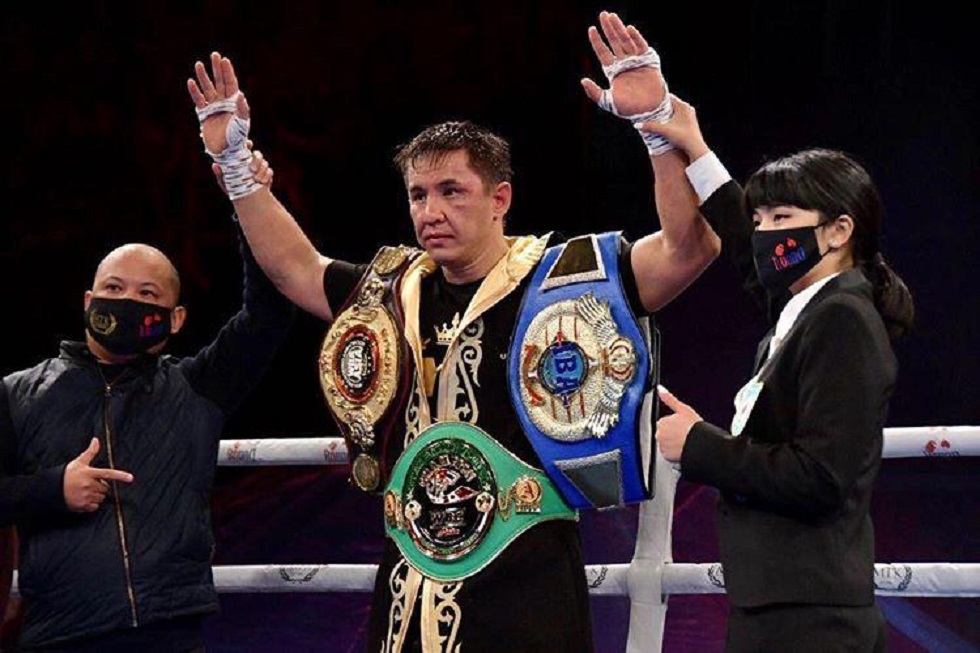 Бокс: казахстанец стал обладателем трех мировых поясов