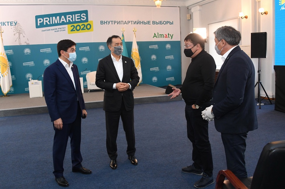 Байбек и Сагинтаев встретились с общественными деятелями и представителями НПО 